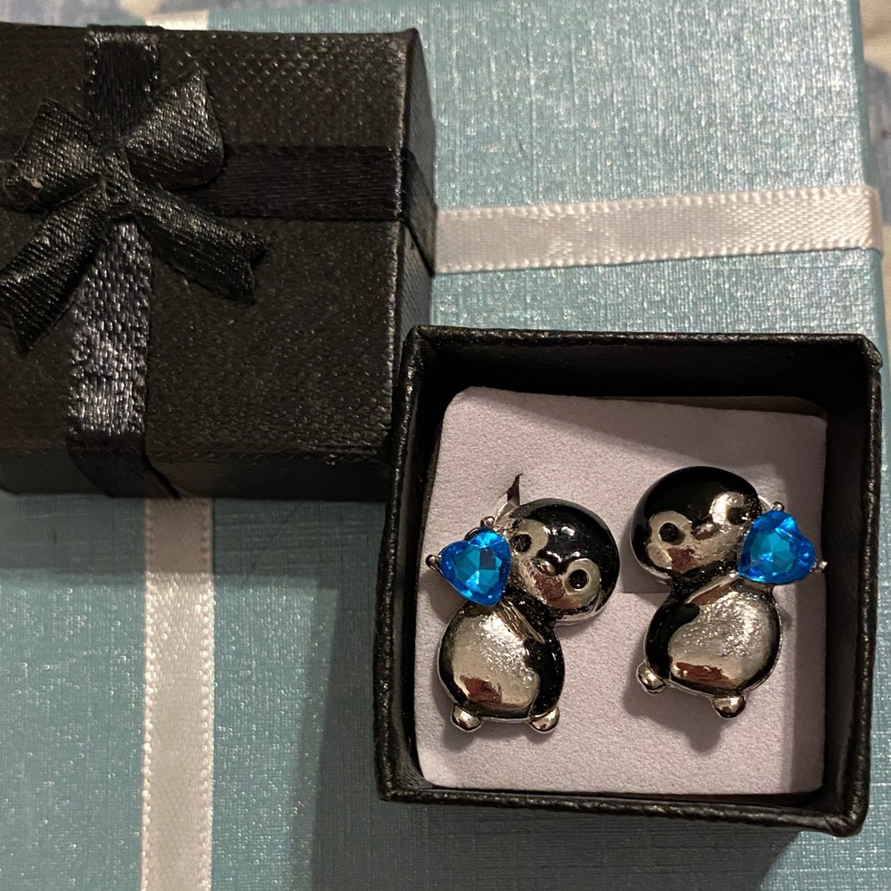 Adorable Penguin Earrings with Blue Heart Accents - Picture 3 of 4